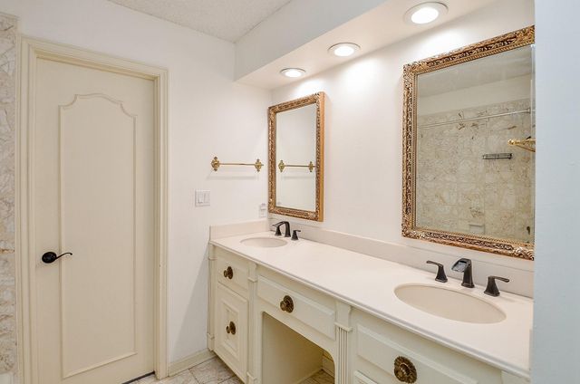 44 Bayou Pointe Drive, Houston, TX 77063