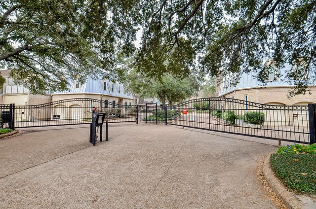 44 Bayou Pointe Drive, Houston, TX 77063