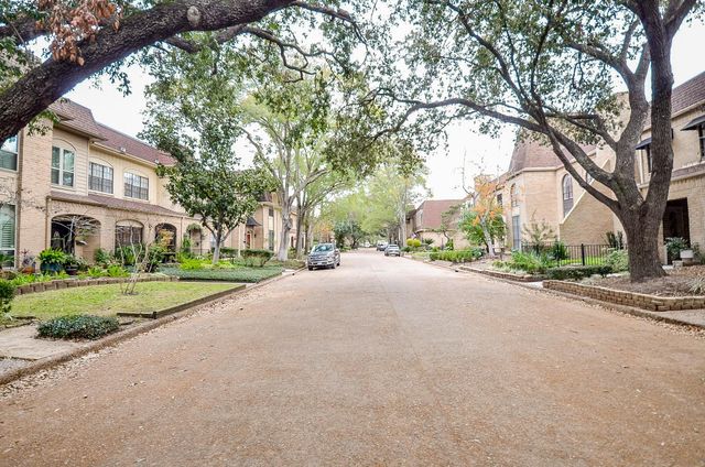 44 Bayou Pointe Drive, Houston, TX 77063