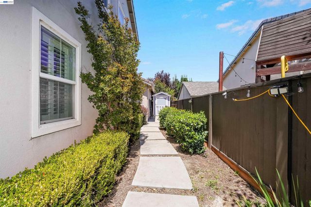 321 Myrtle Ln, Oakley, CA 94561
