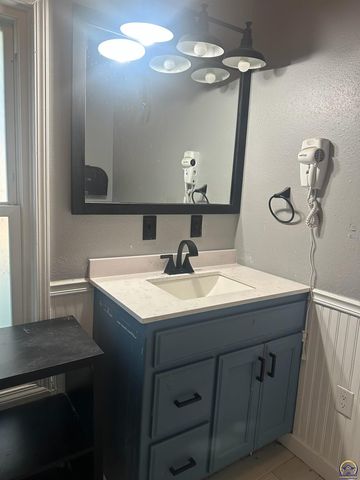 416 W 6th St, Holton, KS 66436