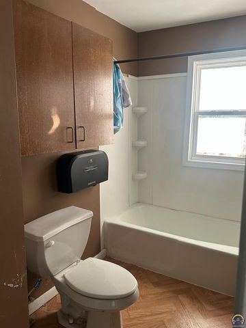 416 W 6th St, Holton, KS 66436