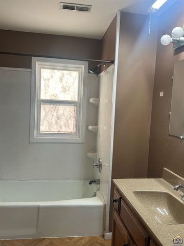 416 W 6th St, Holton, KS 66436