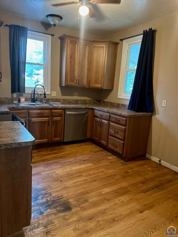 416 W 6th St, Holton, KS 66436