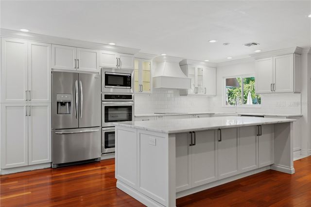 1124 SEVILLE LANE NE, St Petersburg, FL 33704