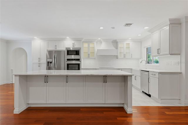 1124 SEVILLE LANE NE, St Petersburg, FL 33704