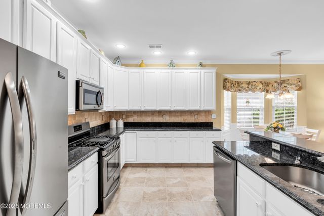 18 Powderhorn Way, Allentown, NJ 08501