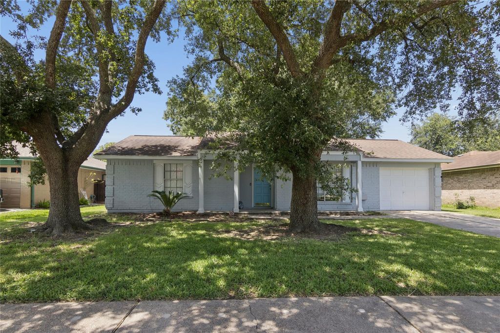 2504 Ewell Drive, League City, TX 77573