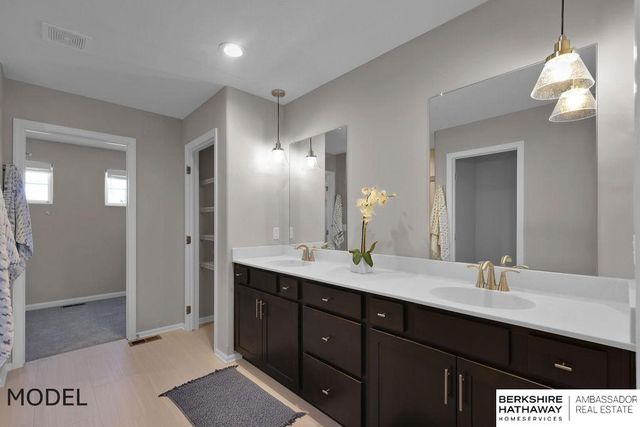 9505 S 183 Avenue, Omaha, NE 68136