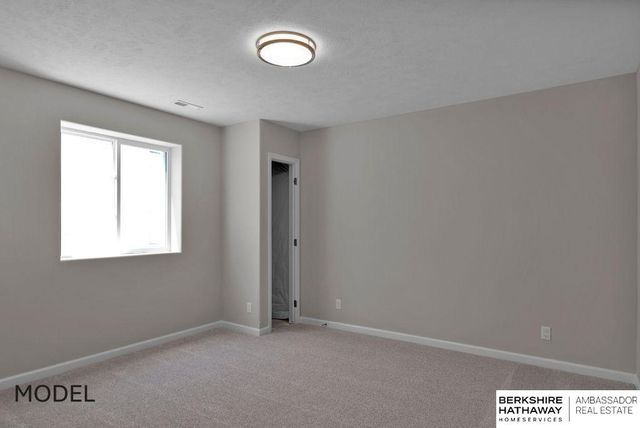 9505 S 183 Avenue, Omaha, NE 68136