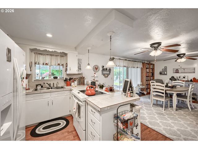 2565 DOVER Dr, Eugene, OR 97404