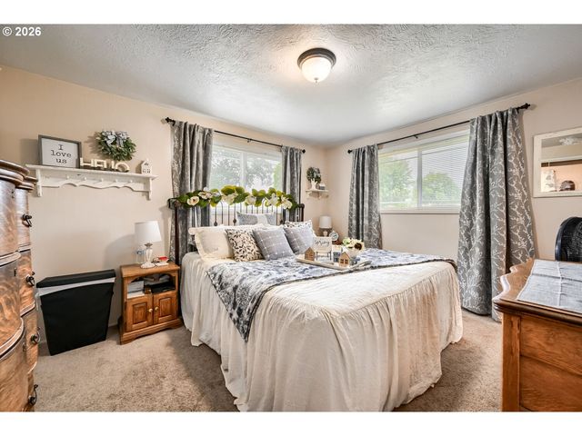 2565 DOVER Dr, Eugene, OR 97404