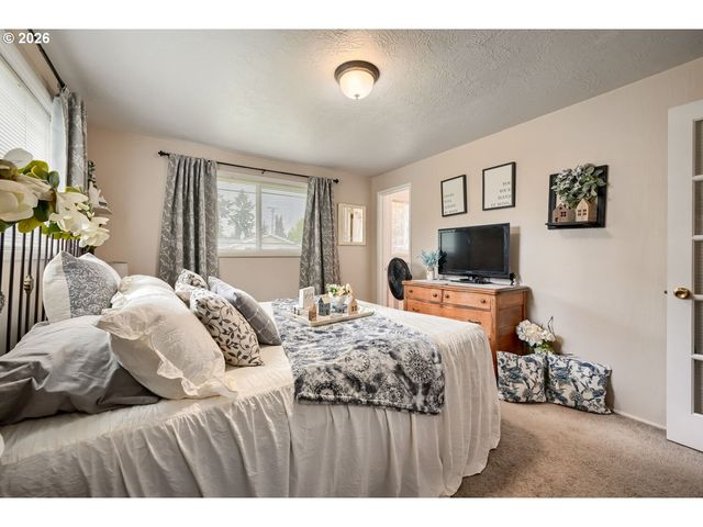 2565 DOVER Dr, Eugene, OR 97404