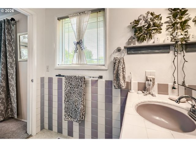 2565 DOVER Dr, Eugene, OR 97404