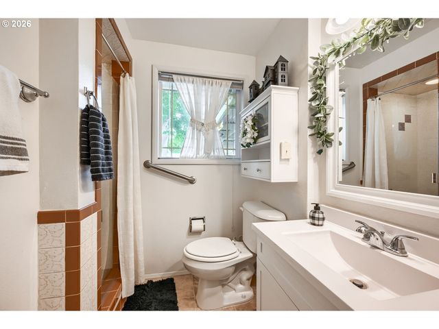 2565 DOVER Dr, Eugene, OR 97404