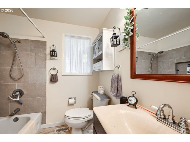 2565 DOVER Dr, Eugene, OR 97404