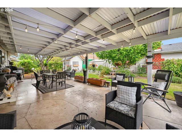 2565 DOVER Dr, Eugene, OR 97404