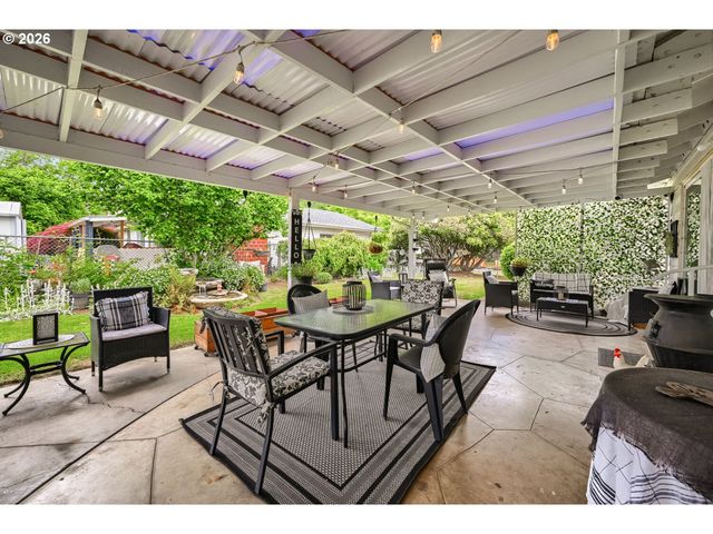 2565 DOVER Dr, Eugene, OR 97404