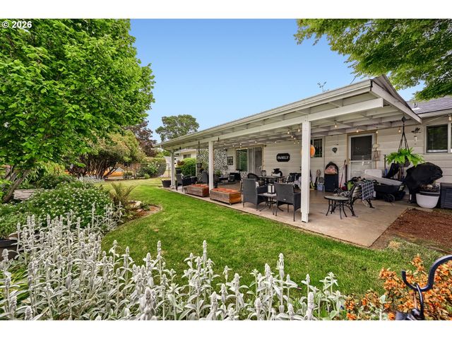 2565 DOVER Dr, Eugene, OR 97404