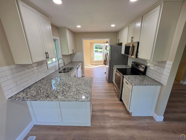 5106 SW 33rd TER, Topeka, KS 66614