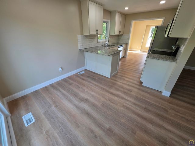 5106 SW 33rd TER, Topeka, KS 66614