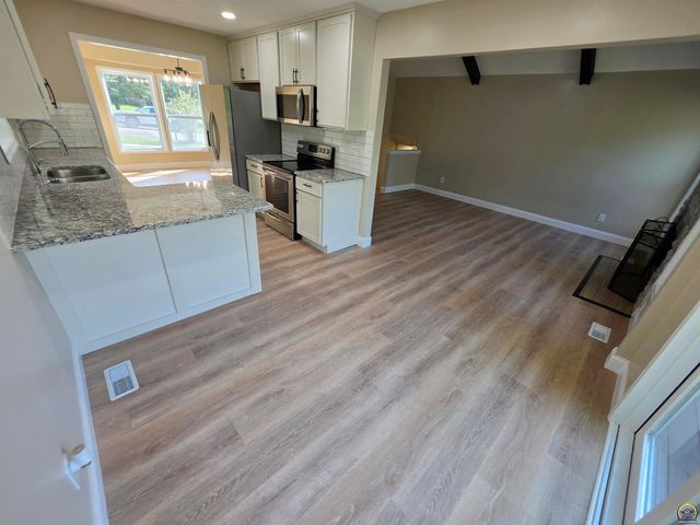 5106 SW 33rd TER, Topeka, KS 66614