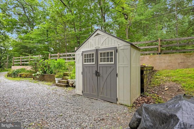 692 LAUREL LN, Bluemont, VA 20135