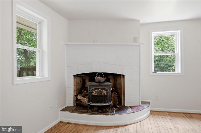 692 LAUREL LN, Bluemont, VA 20135