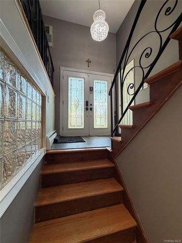 6 Raphael Street, Huntington, NY 11746