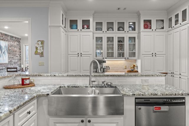 52 Brookline Dr., Hattiesburg, MS 39402