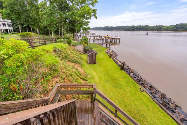 64 S SHORE RD, Elkton, MD 21921