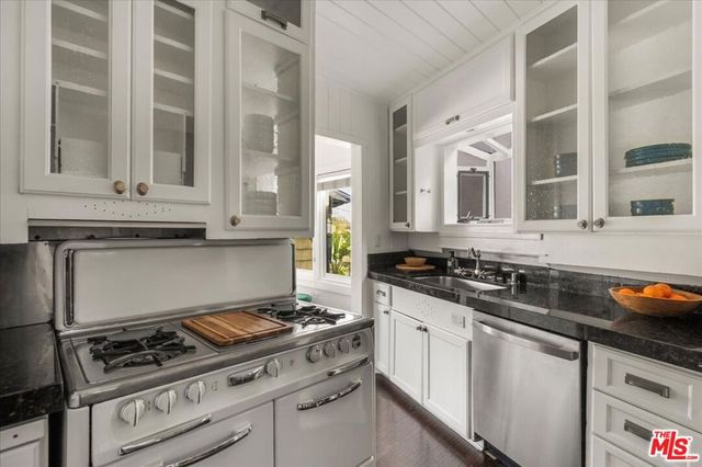 2951 Park Center Drive, Los Angeles, CA 90068