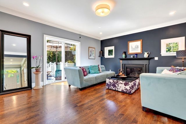 10 Dudley Rd, Bedford, MA 01730