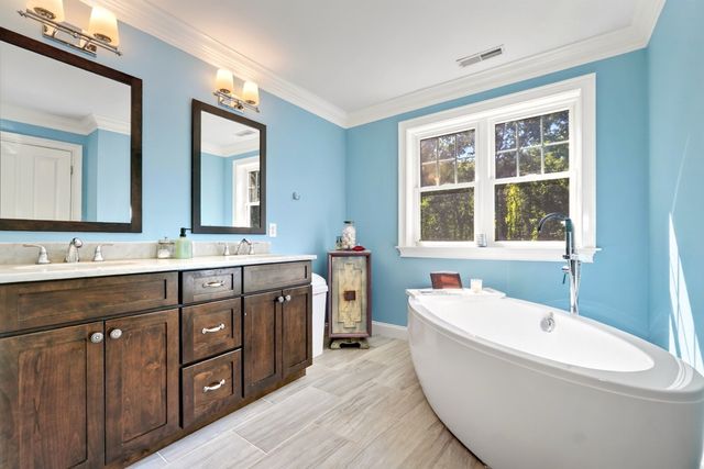 10 Dudley Rd, Bedford, MA 01730