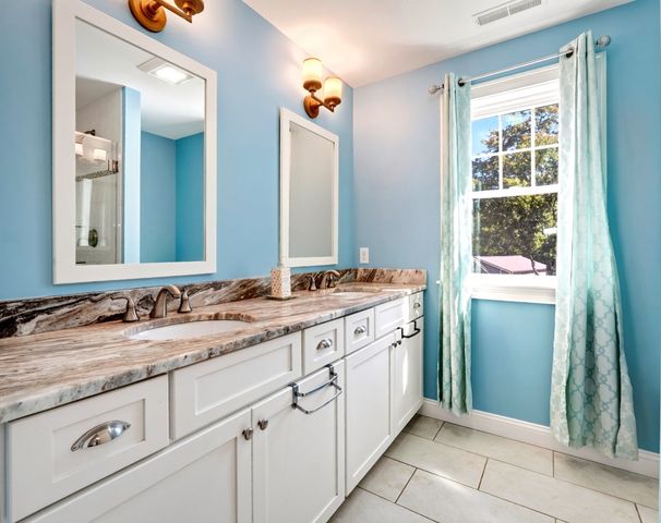 10 Dudley Rd, Bedford, MA 01730