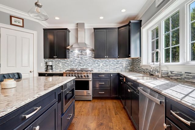 10 Dudley Rd, Bedford, MA 01730