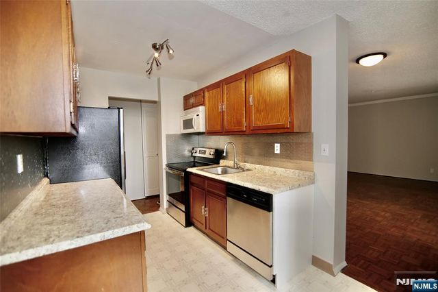 300 Winston Drive 106, Cliffside Park, NJ 07010
