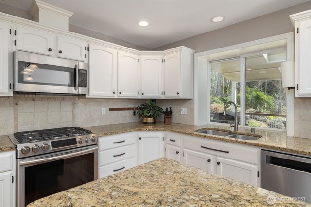 1014 S 38th Place, Mount Vernon, WA 98274