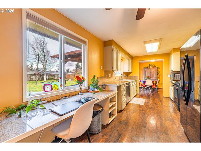 421 WOODLANE Dr, Springfield, OR 97477