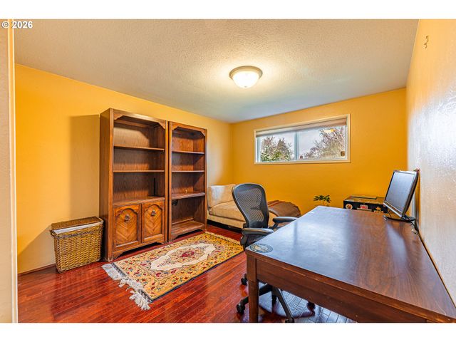 421 WOODLANE Dr, Springfield, OR 97477