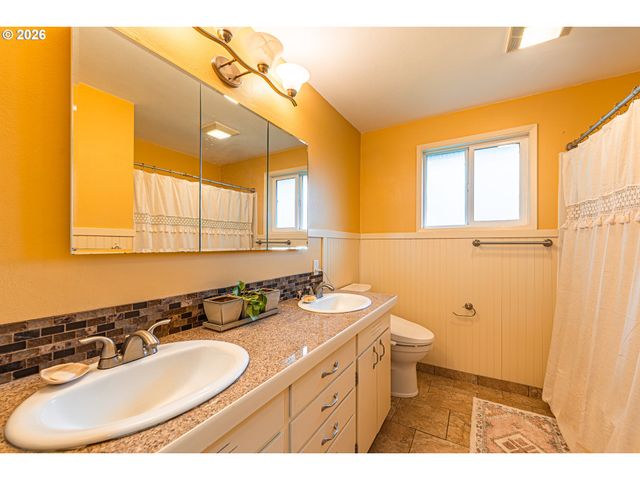 421 WOODLANE Dr, Springfield, OR 97477