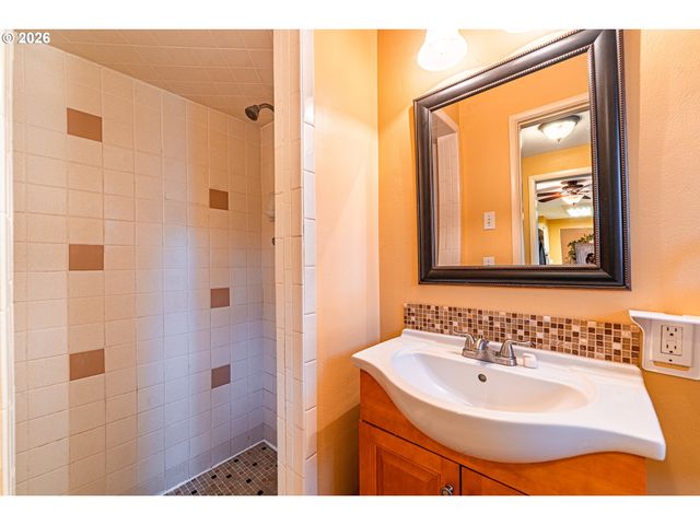 421 WOODLANE Dr, Springfield, OR 97477