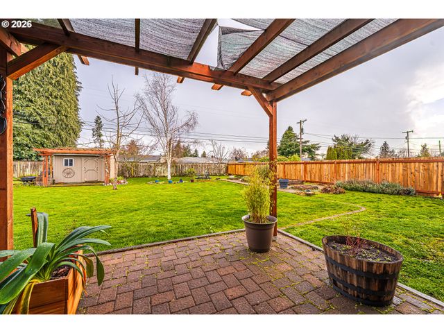 421 WOODLANE Dr, Springfield, OR 97477