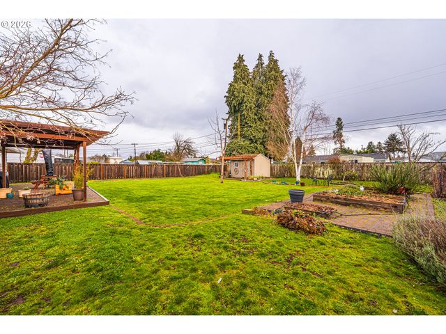 421 WOODLANE Dr, Springfield, OR 97477