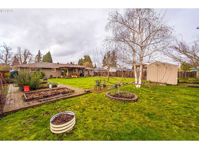421 WOODLANE Dr, Springfield, OR 97477