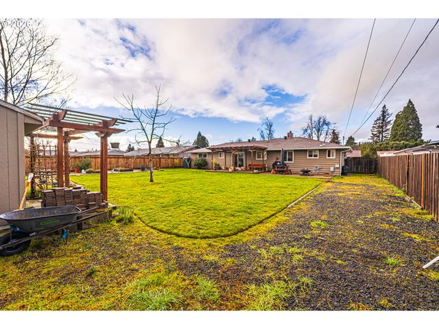 421 WOODLANE Dr, Springfield, OR 97477