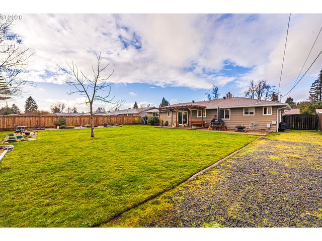 421 WOODLANE Dr, Springfield, OR 97477
