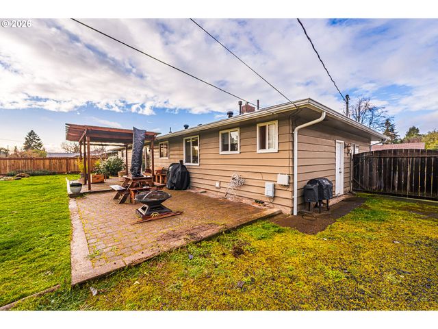 421 WOODLANE Dr, Springfield, OR 97477