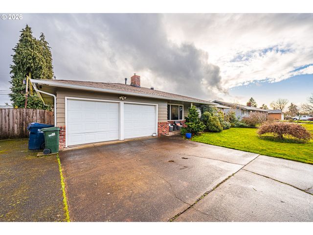 421 WOODLANE Dr, Springfield, OR 97477