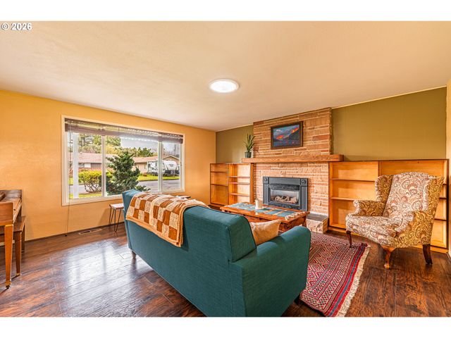 421 WOODLANE Dr, Springfield, OR 97477